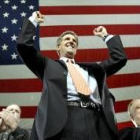 John Kerry saluda a los asistentes a un mitin en Virginia