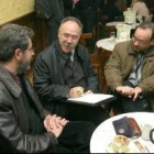 Carod-Rovira conversa en una cafetería con miembros de su partido, ayer, en Tarragona