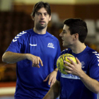 Los centrales del Abanca Ademar, García Vega y Molina, en el entrenamiento de ayer.