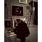 Santiago Santos en el Palacio Real de Madrid fotografiando un Caravaggio. IMAGEN CEDIDA POR MIGUEL PÉREZ CABEZAS