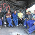 Grupos de parados se concentran desde hace semanas en las inmediaciones del acceso a Fabero.