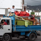 Una familia se lleva en un camión sus enseres en la localidad de La Laguna. MIGUEL CALERO