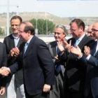El ministro José Blanco recibe el saludo de Herrera y el aplauso de sus acompañantes.