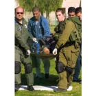 Soldados israelíes evacúan a un herido hacia el hospital