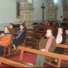 Feligreses de Fabero rezando ayer el rosario en la vieja iglesia