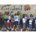 Un grupo de monitoras baila sobre el escenario con algunas de las participantes en la clausura de Cima 2011.