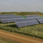 Placas solares, en uno de los muchos huertos que se encuentran diseminados por la provincia