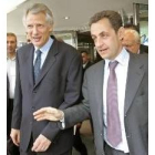 Sarkozy y Villepin tras una reunión con los miembros de su partido