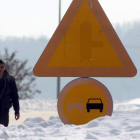 Un hombre camina por una carretera repleta de nieve en la localidad serbia de Uzice.