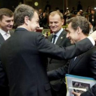 Zapatero saluda a Sarkozy antes del comienzo de la cumbre en Bruselas.
