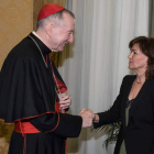 La vicepresidenta del Gobierno saluda al secretario de Estado vaticano, Pietro Parolin. C. V.