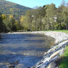 La imagen muestra el estado actual de la margen derecha del río a su paso por Pombriego.