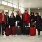 Un grupo de amigos valencianos y sus anfitriones bercianos tras alquilar los coches.