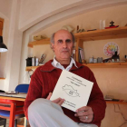 El arquitecto Francisco Alonso con el calendario de San Jorge en su casa de Valdefresno.