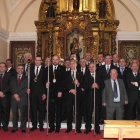 Los miembros de la cofradía, en la capilla de la hermandad tras la misa.