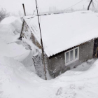 En Rumanía, la nieve alcanza casi la altura del tejado de las casas.
