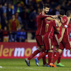 La selección española se abraza por su pase a la fase final.