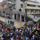 Personal de los servicios de rescate y voluntarios trabajan en el Colegio Enrique Rebsamen, que se derrumbó ayer en Ciudad de México como consecuencia del terremoto.