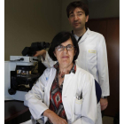 Emiliano Honrado, responsable de las técnicas, y Teresa Ribas, jefa de Anatomía Patológica.