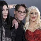 Las cantantes y actrices Cher y Christina Aguilera con el director Steven Antin, ayer en Madrid.