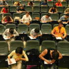 Opositores realizando un examen en una imagen de archivo.