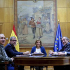 Josep Maria Álvarez (UGT), Unai Sordo (CCOO), la ministra Fátima Báñez, Juan Rosell (CEOE) y Antonio Garamendi (CEPYME), en una reciente reunion.