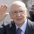 Giorgio Napolitano saluda en el palacio del Quirinal, el pasado 12 de abril del 2013.