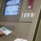 Un cliente de Caja España retira dinero de un cajero de la entidad.
