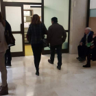 El ganadero investigado, en el centro junto a su abogada, entraba ayer en el juzgado número ocho. DL