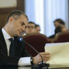 El exsecretario regional del PP Ricardo Costa consulta unos documentos.