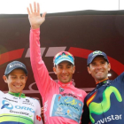 Alejandro Valverde, a la derecha, junto a Vincenzo Nibali, de rosa, y Esteban Chaves, en el podio final del Giro, en Turín.