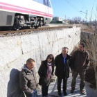 Fernández, Macías, Sen y Arias, en la boca del acceso subterráneo mientras pasa un tren.