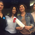 Laura Coryton, Karima Delli, Juliette Melba y Natalia Kozdra con el tampón combativo en el PE. DL