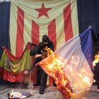 Encapuchados quemaron las banderas española y francesa y una foto del rey.