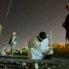 Soldados americanos vigilan a prisioneros iraquíes detenidos en Tikrit