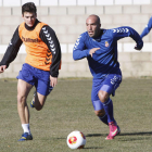 Gonzalo González y Álvaro Valdés luchan por el balón en un entrenamiento de la Cultural.