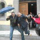 El empresario minero Victorino Alonso, protegido por miembros de la policía, ante el lanzamiento de huevos que protagonizaron las cerca de quinientas personas que se concentraron ante los Juzgados de Cangas de Narcea.