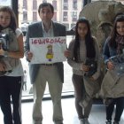 Las cinco alumnas ganadoras, junto a su coordinador, Marino Castro, en el Gil y Carrasco.
