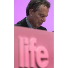 Blair ante una pancarta con el lema «vida» en la convención laborista