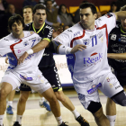 El asturiano Carlos Ruesga lanza a la portería defendida por Santana durante el partido que enfrentó en el Palacio al Ademar y al Cangas.