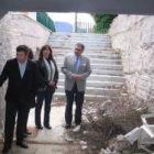Valcarce, las ediles y Cerezales muestra la altura a la que llega el agua en el paso de Posada.