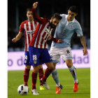 Pablo Hernández pugna con el defensa del Atlético Jesús Gámez.