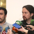 Alberto Garzón y Pablo Iglesias, en una reunión el pasado mes de diciembre.