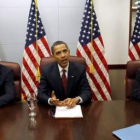 Obama, junto a Peter Orszag, director de la Oficina de Presupuestos, y su segundo, Rob Nabors
