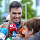 Pedro Sánchez atiende a los medios al inicio de la Manifestación del 1 de Mayo, en Madrid.