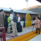 Los estudiantes a la llegada a la estación de Feve de Cistierna