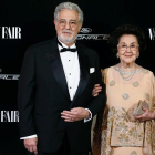 Plácido Domingo posa con su mujer Marta Ornelas a su llegada al acto, el lunes en Madrid, en el que ha recibido el galardón "Vanity Fair personaje del año".
