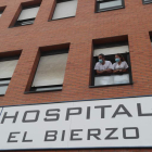 Dos profesionales sanitarios, en una de las ventanas del Hospital El Bierzo. ANA F. BARREDO