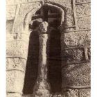 Fotografía de un curioso ventanal en la iglesia parroquial de Santa María, en Rueda del Almirante