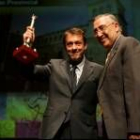 Javier García-Prieto recoge el trofeo a la mejor entidad local